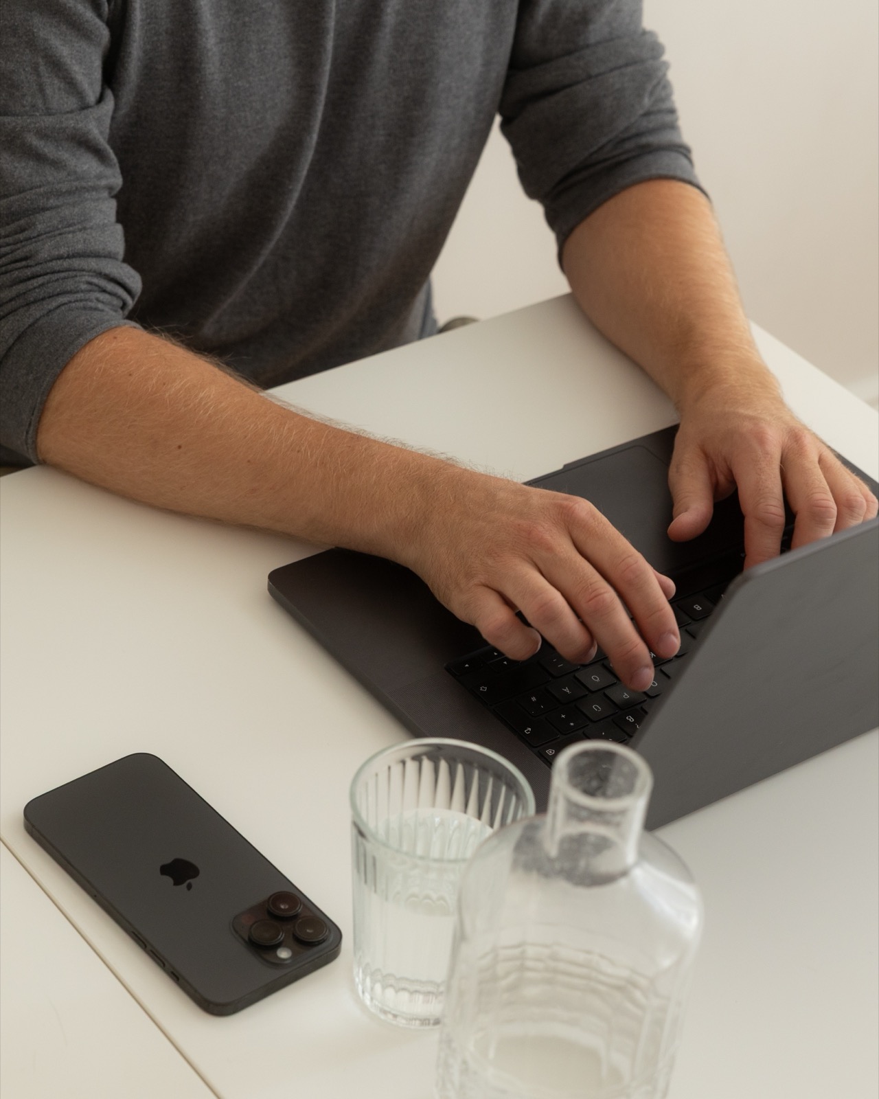 Projektkoordination am Laptop bei Kiesling & Partner, Baumanagement und Baukoordination in Wien